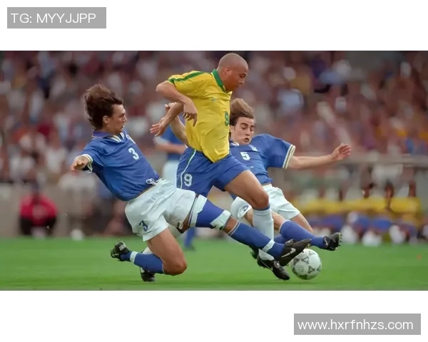 网友花式模仿足球球星神还原赛场名场面引发全网热议