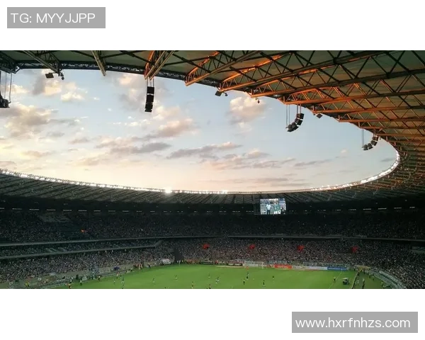 超高清4K足球明星壁纸全面屏展示，震撼视觉体验尽显球场魅力