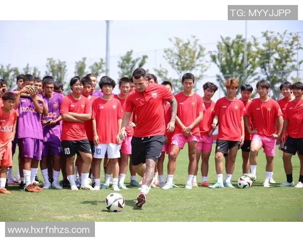 足球球星帅气定格瞬间展现力量与激情的完美姿态